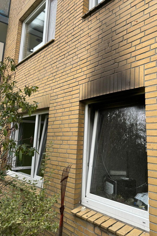 Verrußte Außenwand nach Wohnungsbrand